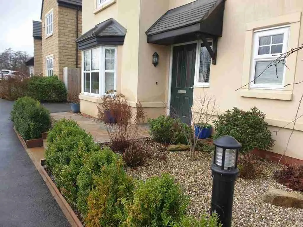 Gravel panting area with golden shingle
