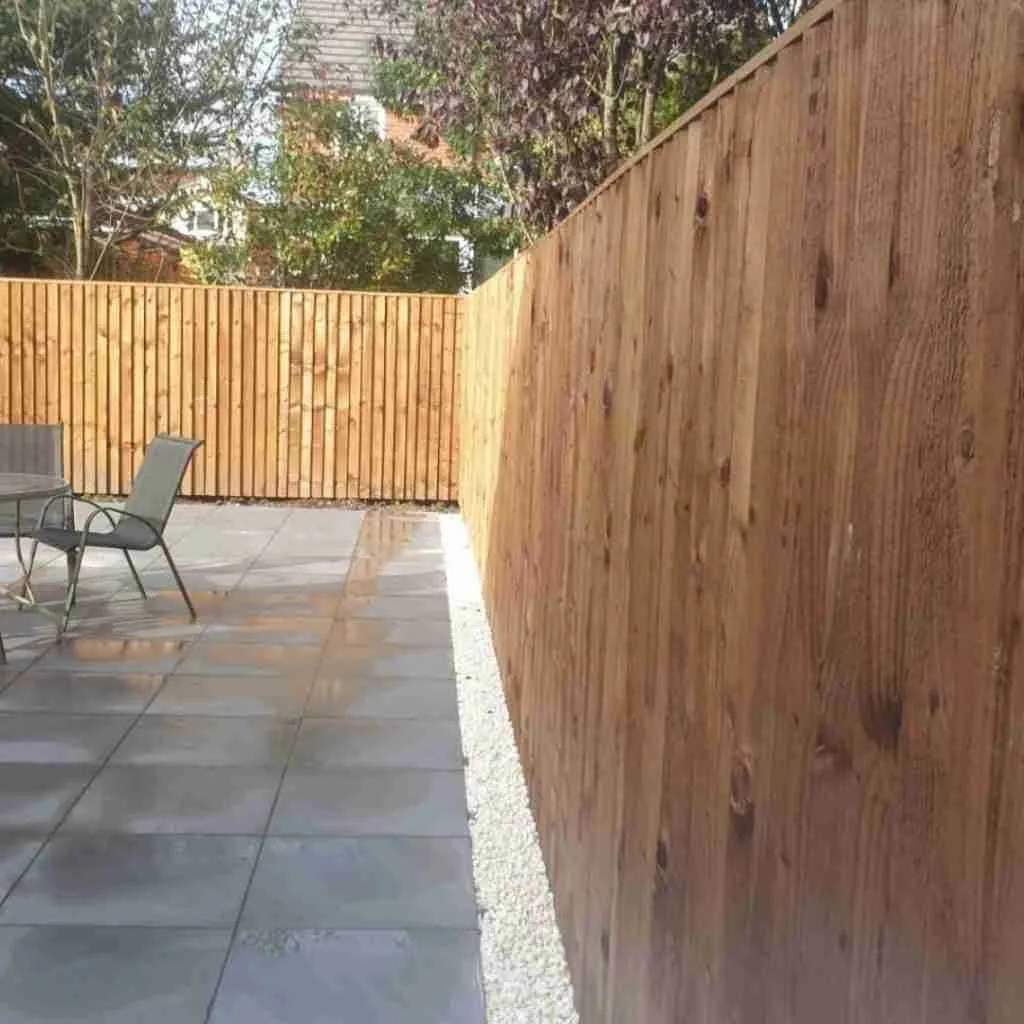 Continuous overlap wooden fencing